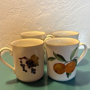 1961 Royal Worcester England Evesham Fine Porcelain Mug 14k Gold Rim